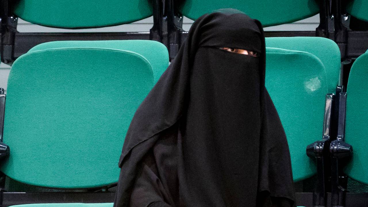 Vrouw met een nikab op de tribune in de Tweede Kamer (foto: ANP).