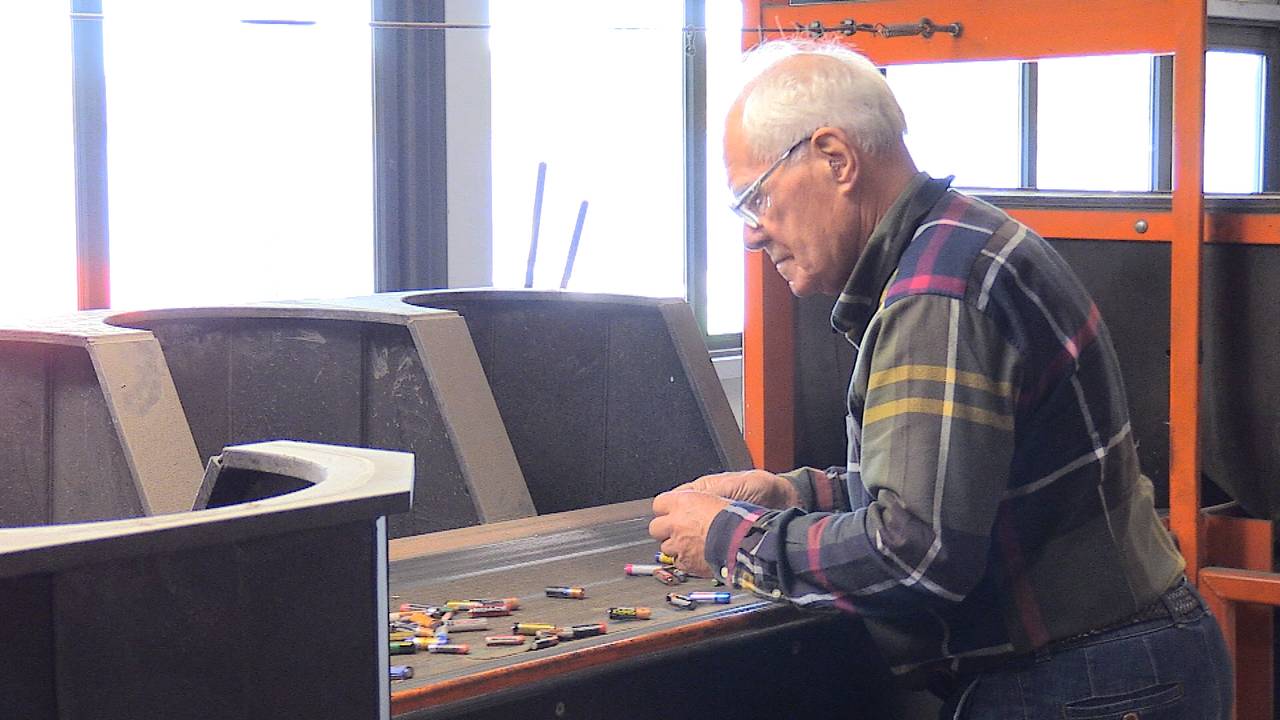 Huib van Deutekom (84) werkt nog wekelijks met batterijen.