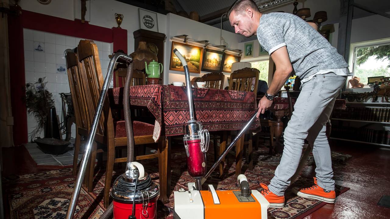 Edgar wil voor de foto wel doen alsof hij zijn stofzuigers ook gebruikt (foto: Nienke Stads / Pix4Profs).