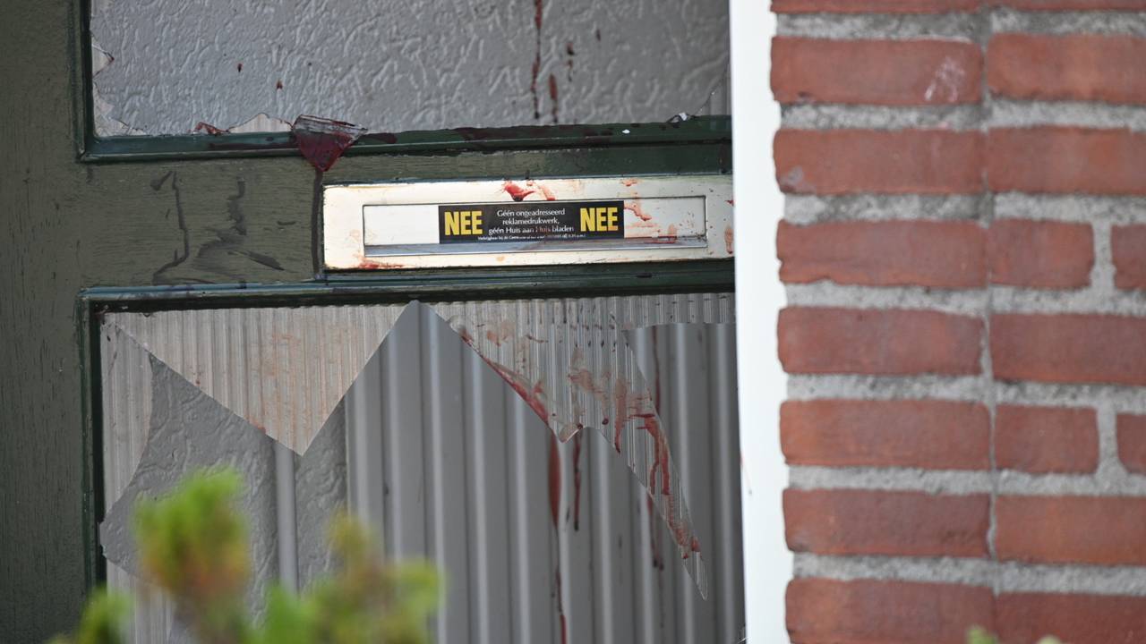 De ramen van een voordeur zijn kapot. (Foto: Persburo BMS)