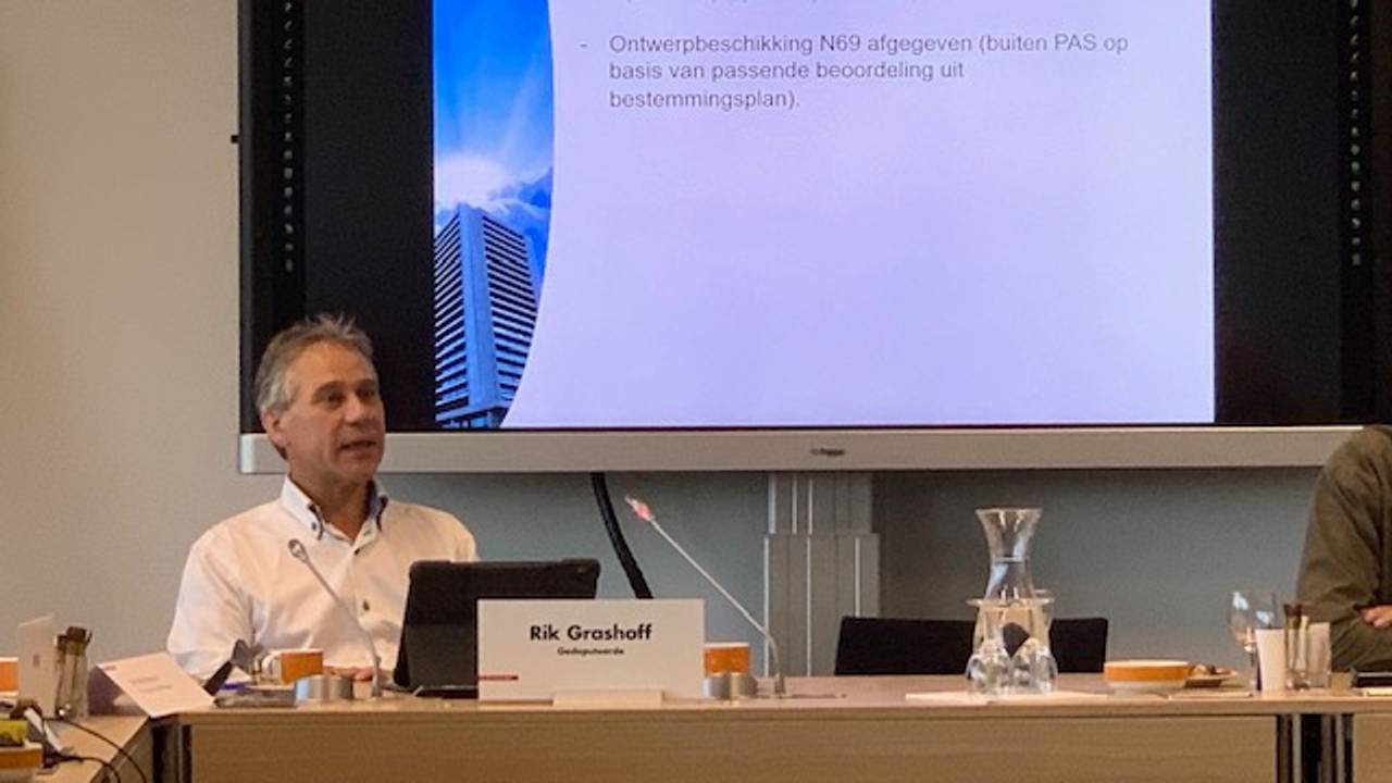 Rik Grashoff informeert de leden van Provinciale Staten.