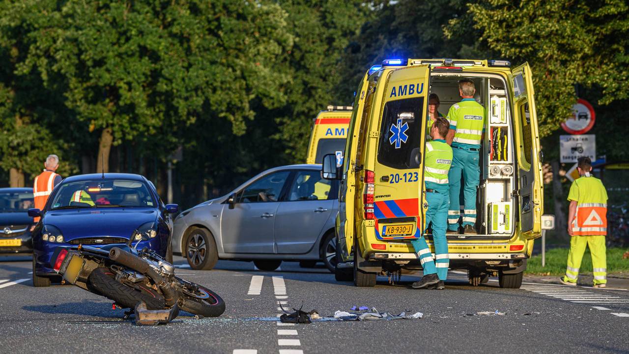 De motorrijder moest naar het ziekenhuis. (Foto: Tom van der Put/ SQ Vision)