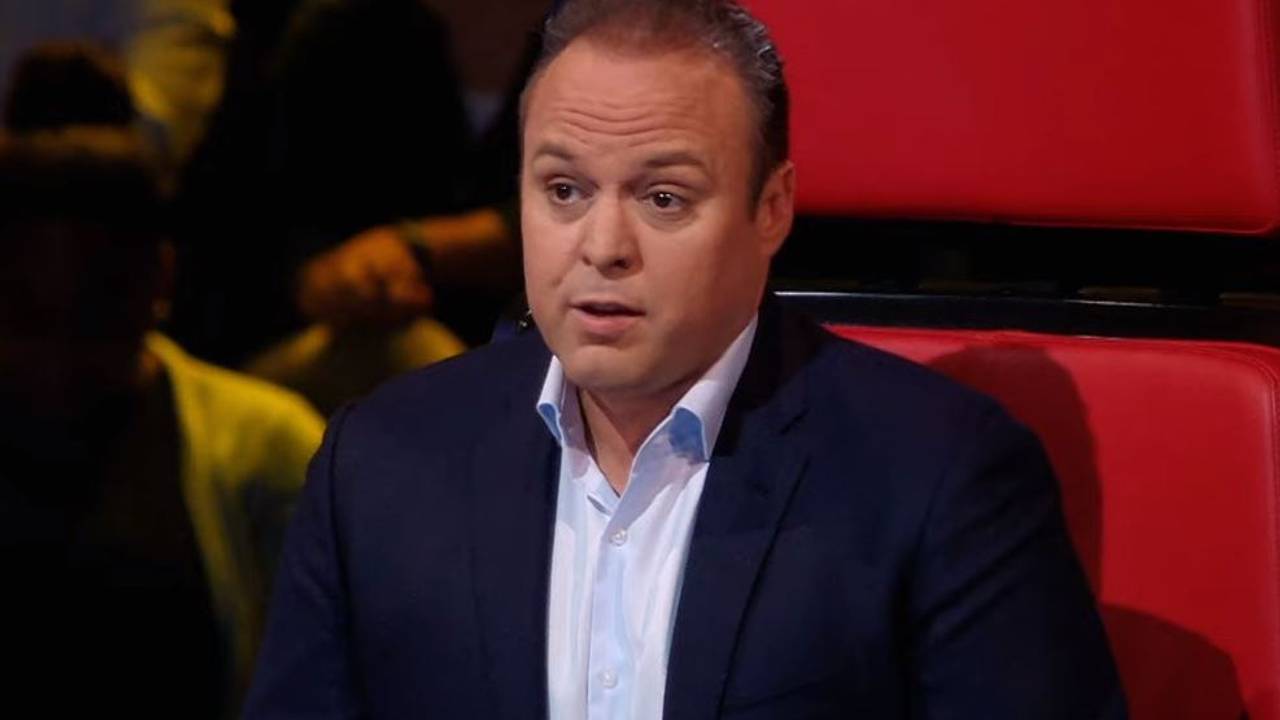 Frans Bauer in de rode stoel bij The Voice Senior. (Screenshot: uitzending RTL)
