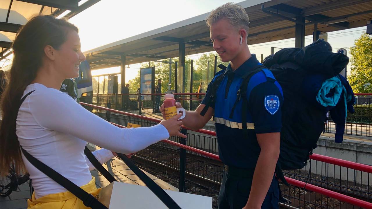 Gratis drankjes voor treinreizigers (Foto: René van Hoof)