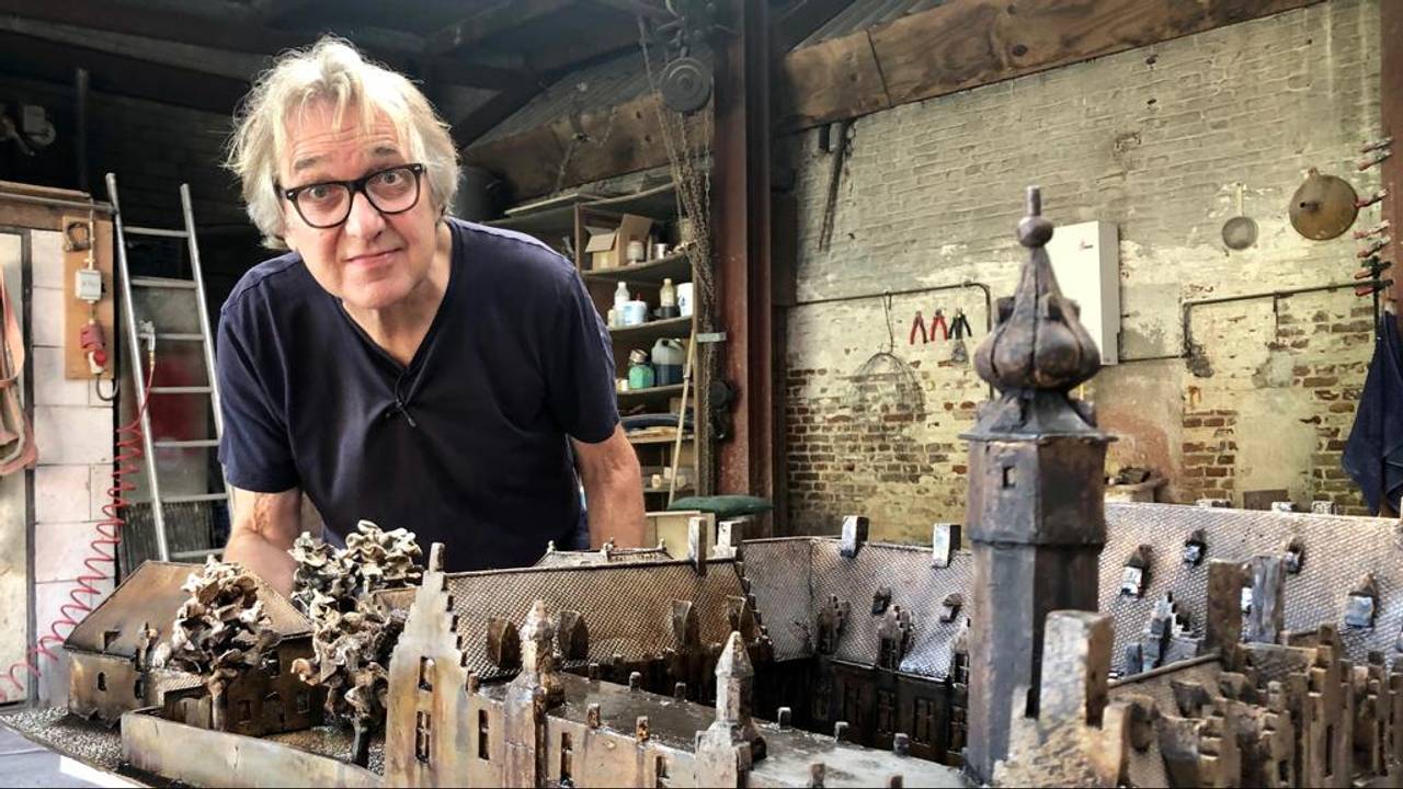 Kunstenaar Leon Vermunt met de maquette van het Markiezenhof. (Foto: Erik Peeters)