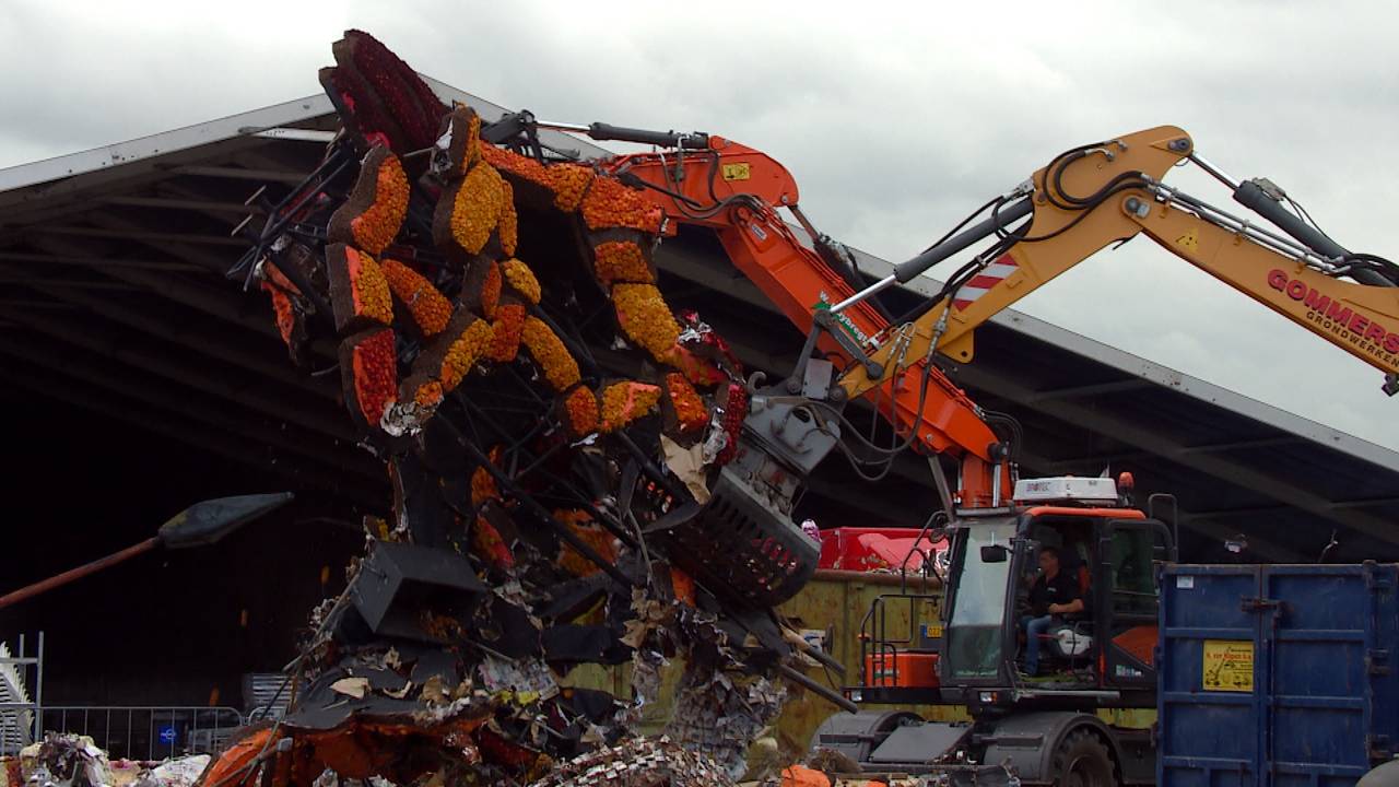 De corsowagens worden twee dagen later meteen gesloopt.