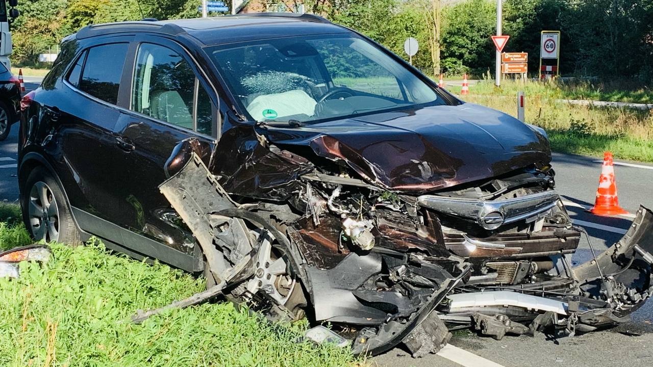 Bij het ongeluk raakte één persoon gewond. (Foto: AS Media)