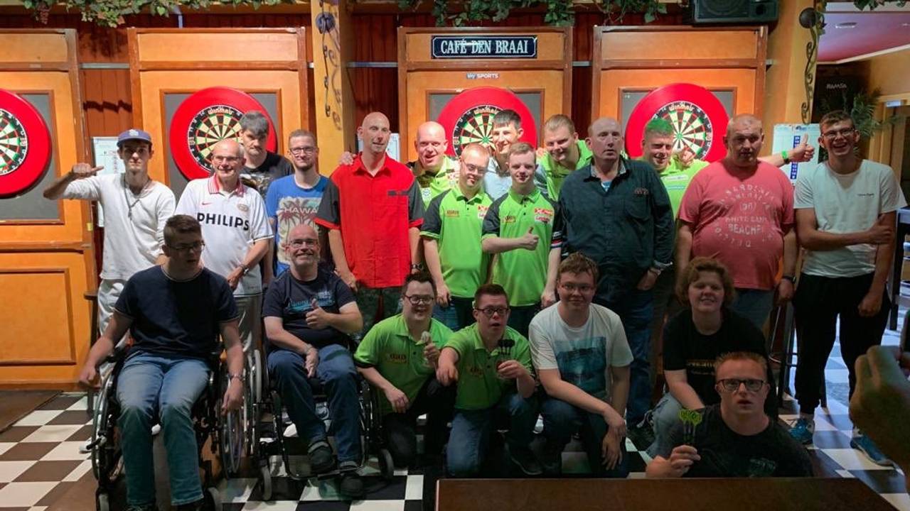 De darter nodigde fans met een beperking uit in Vlijmen. (Foto: Twitter/Michael van Gerwen)