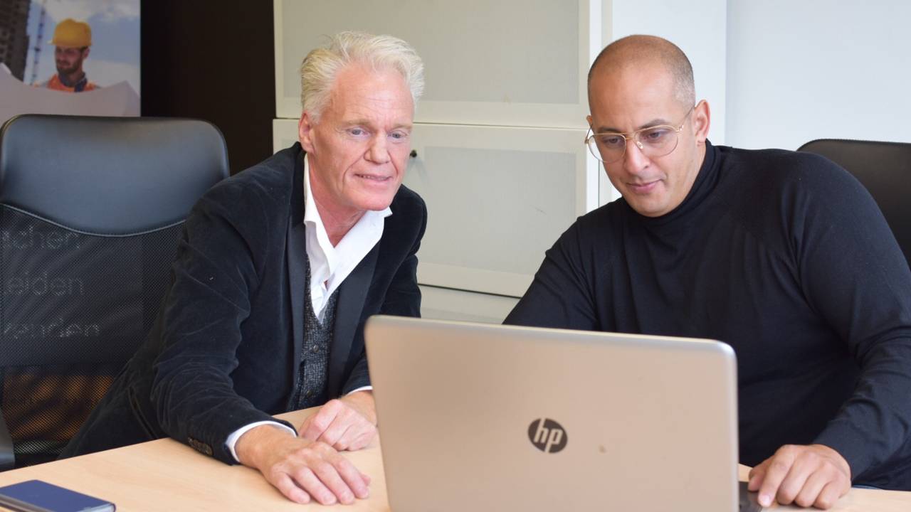 Hilal (rechts) helpt ex-gevangenen aan een baan (foto: Raymond Merkx).