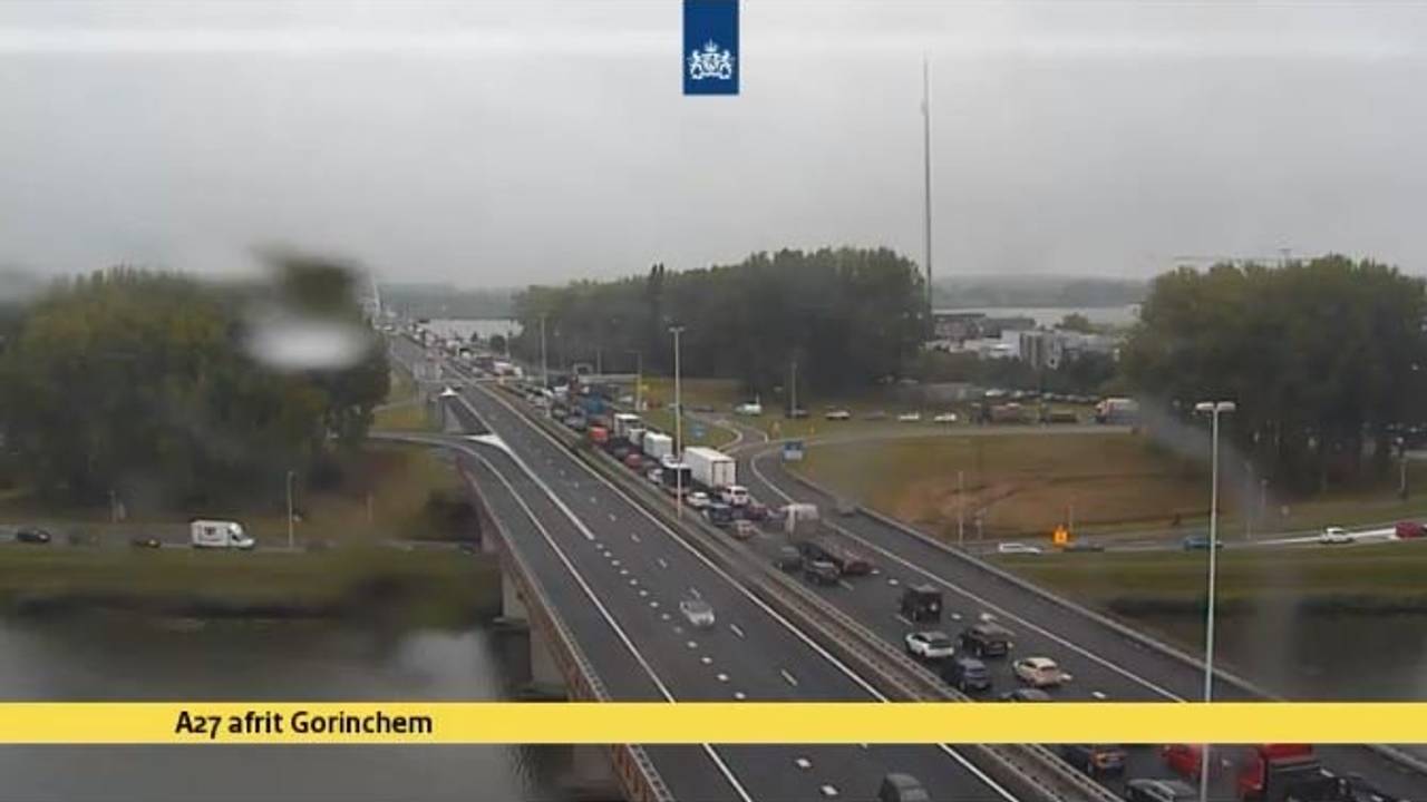 File op de A27 na ongeluk met bus bij Werkendam. (Foto: Rijkswaterstaat)