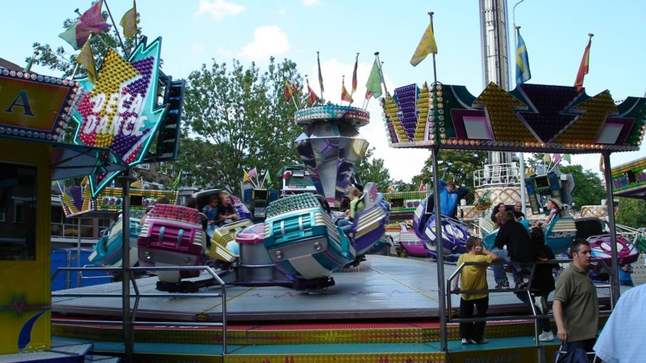 De kermisattractie Deca Dance (Foto: Vale Deca Dance).