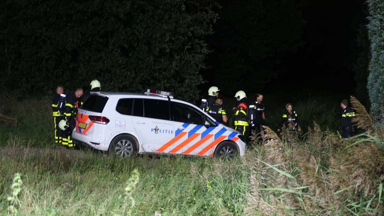 Politie en brandweer zijn bij het huis aanwezig.