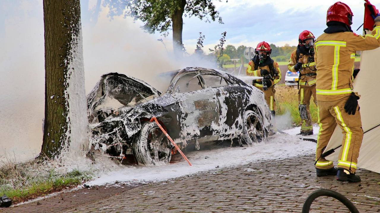 De brandweer bezig met het blussen van de brandende wagen (foto: Berry van Gaal/SQ Vision Mediaprodukties).