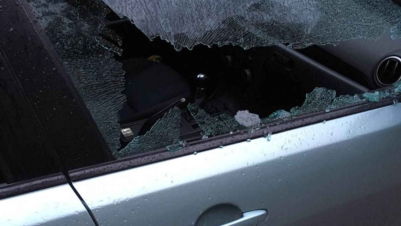 De autoruiten van zeker twintig auto's zijn vernield. (Foto: Twitter wijkagent R. Konings)
