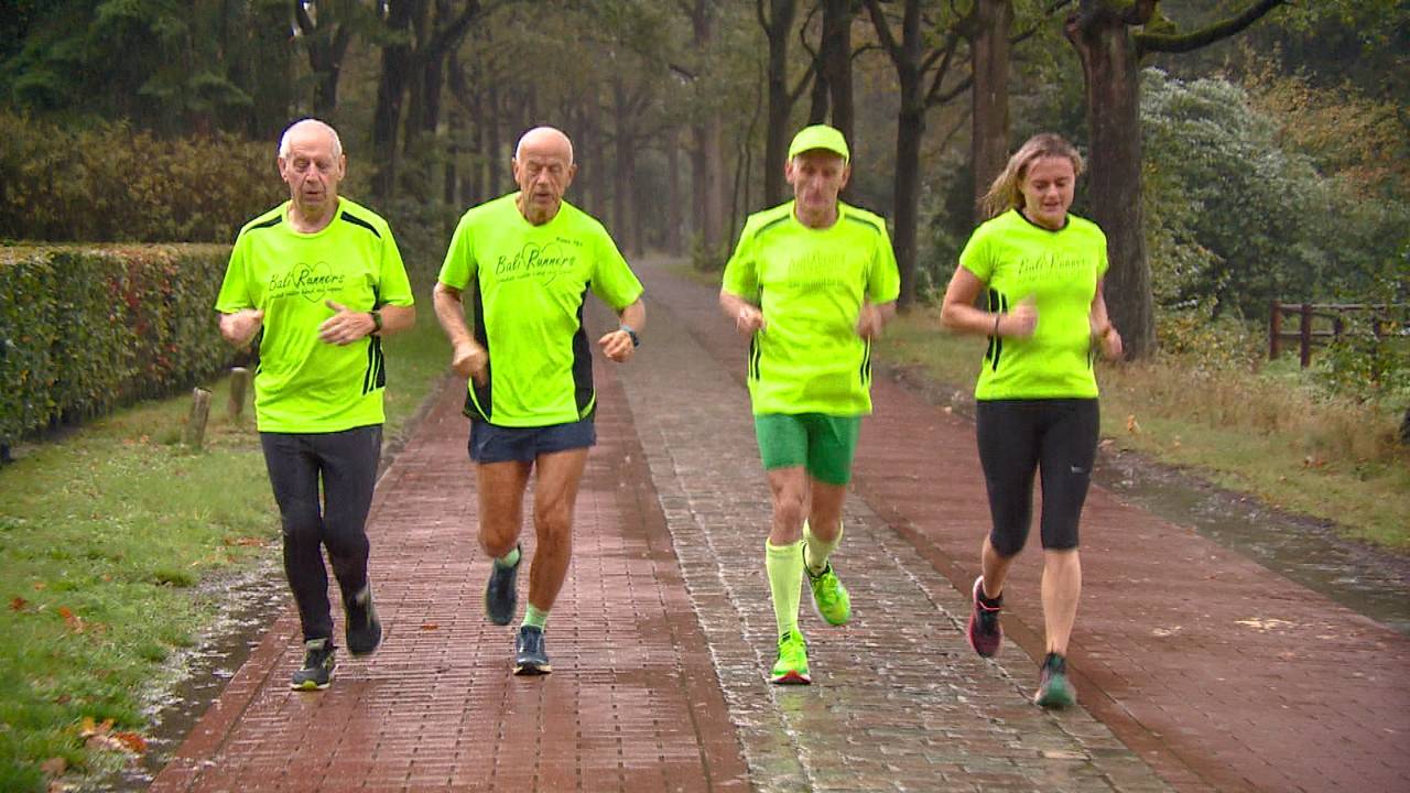 Kees (tweede van links) en zijn loopmaatjes trainen voor de marathon.