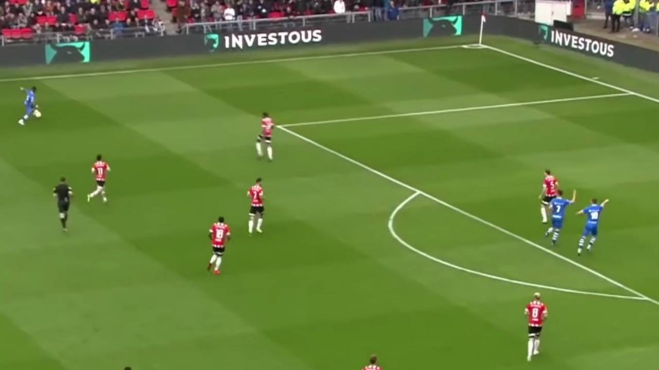 Investous zal niet meer te zien zijn op de reclameborden in het Philips Stadion.