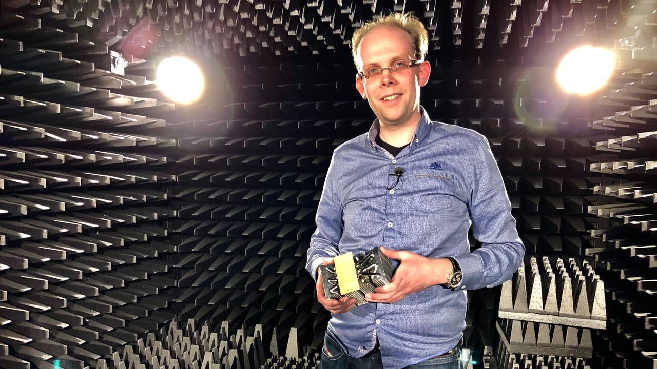 Sander Bronckers met een 5G antenne. (Foto: Birgit Verhoeven)