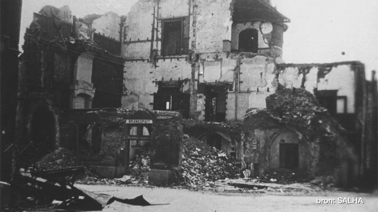 Het vernielde stadhuis in Heusden.