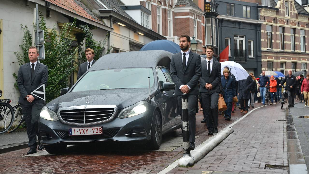 Honderden mensen bewijzen laatste eer aan Thijs van der Molen (Foto: Perry Roovers)