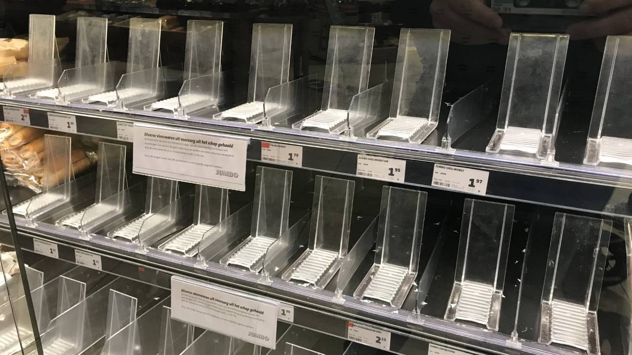 De schappen waar de vleeswaren van Jumbo lagen zijn helemaal leeg (Foto: Rob van Kaathoven).