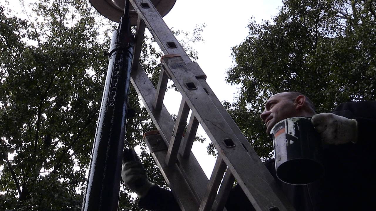 Marcel is vrijwillig 'lantaarnpaal schilder' in Den Bosch (Foto: Anja de Loos)