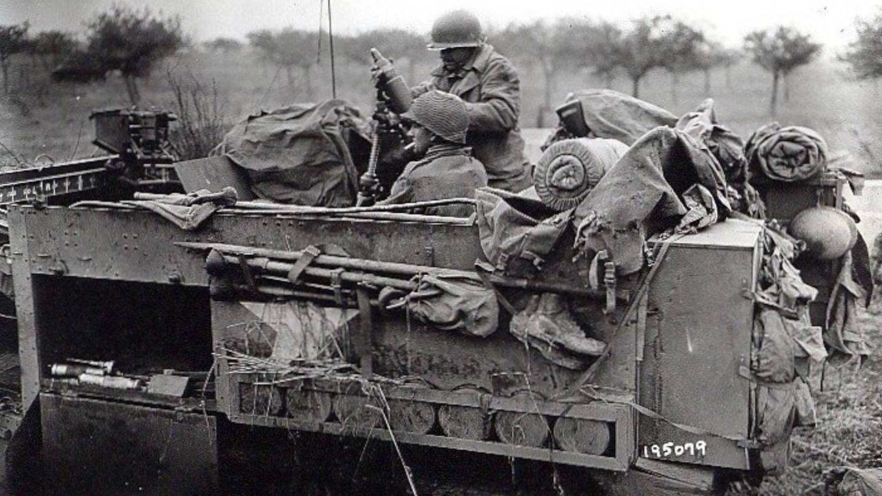 Amerikanen vuren mortiergranaten af bij Overloon op of rond 7 oktober 1944 (foto: archief).
