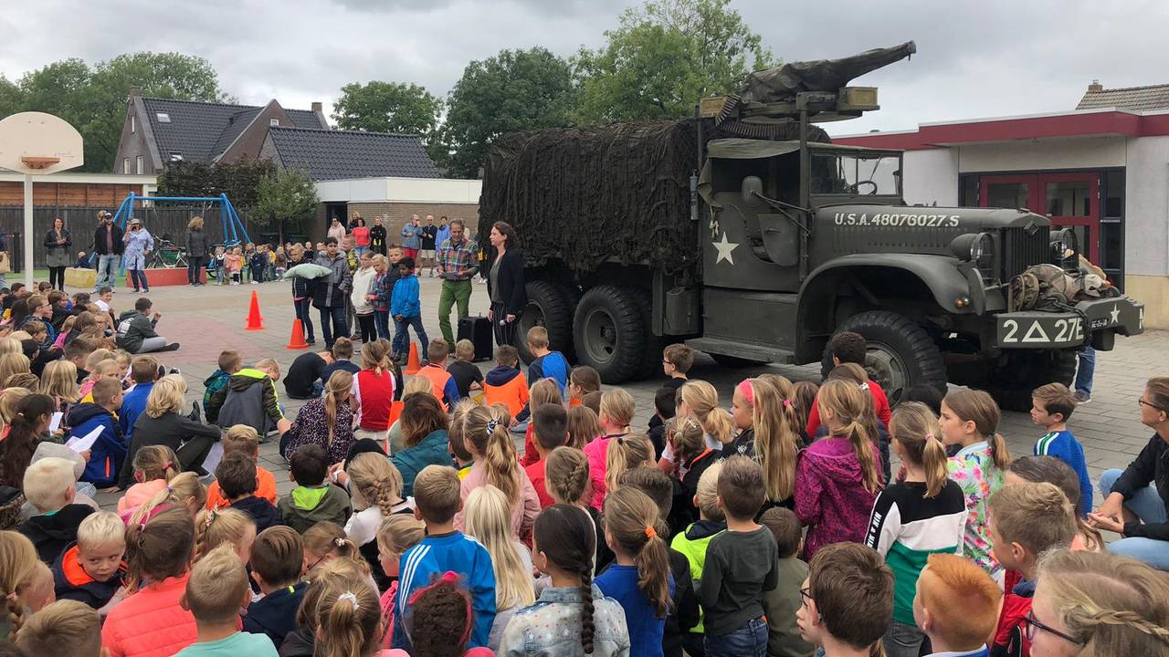 Een historische legertruck op de speelplaats van de Gummarusschool in Steenbergen (Foto: Erik Peeters)
