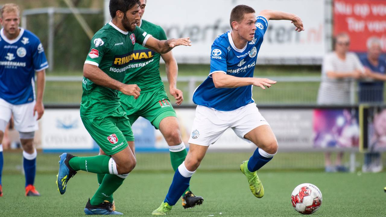 Ringo Meerveld dribbelt weg bij Fabien de Abreu van FC Dordrecht (foto: OrangePictures).
