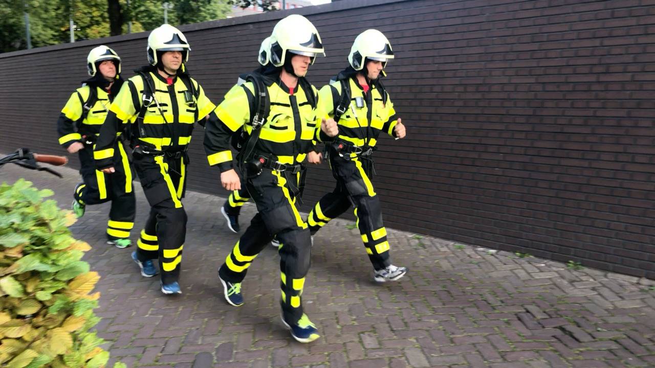 De Bredase brandweer traint in uitruktenue voor de Singelloop.