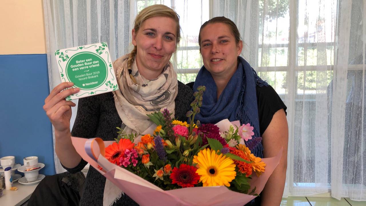 Leonie (links) en haar collega Dorien (foto: René van Hoof).