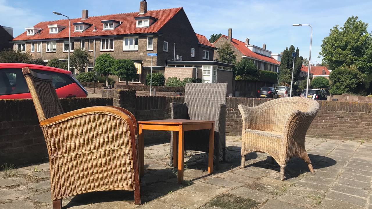Bewoners storen zich ook aan de meubels in de voortuin van een huis (foto: Raymond Merkx).