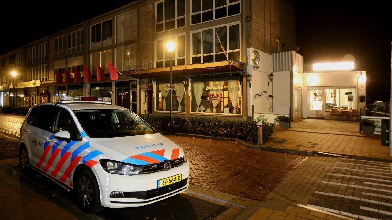 De politie doet onderzoek na de overval op de pizzeria in Vught (foto: Bart Meesters).