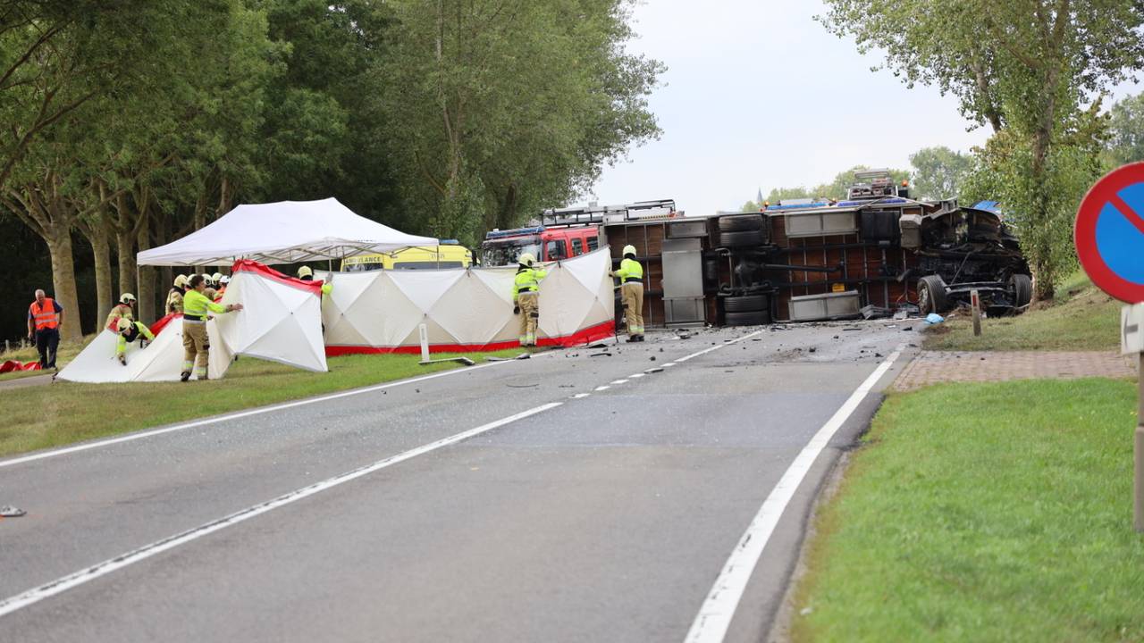 De vrachtwagen lag gekanteld op de weg. (Foto: SQ Vision Mediaprodukties)
