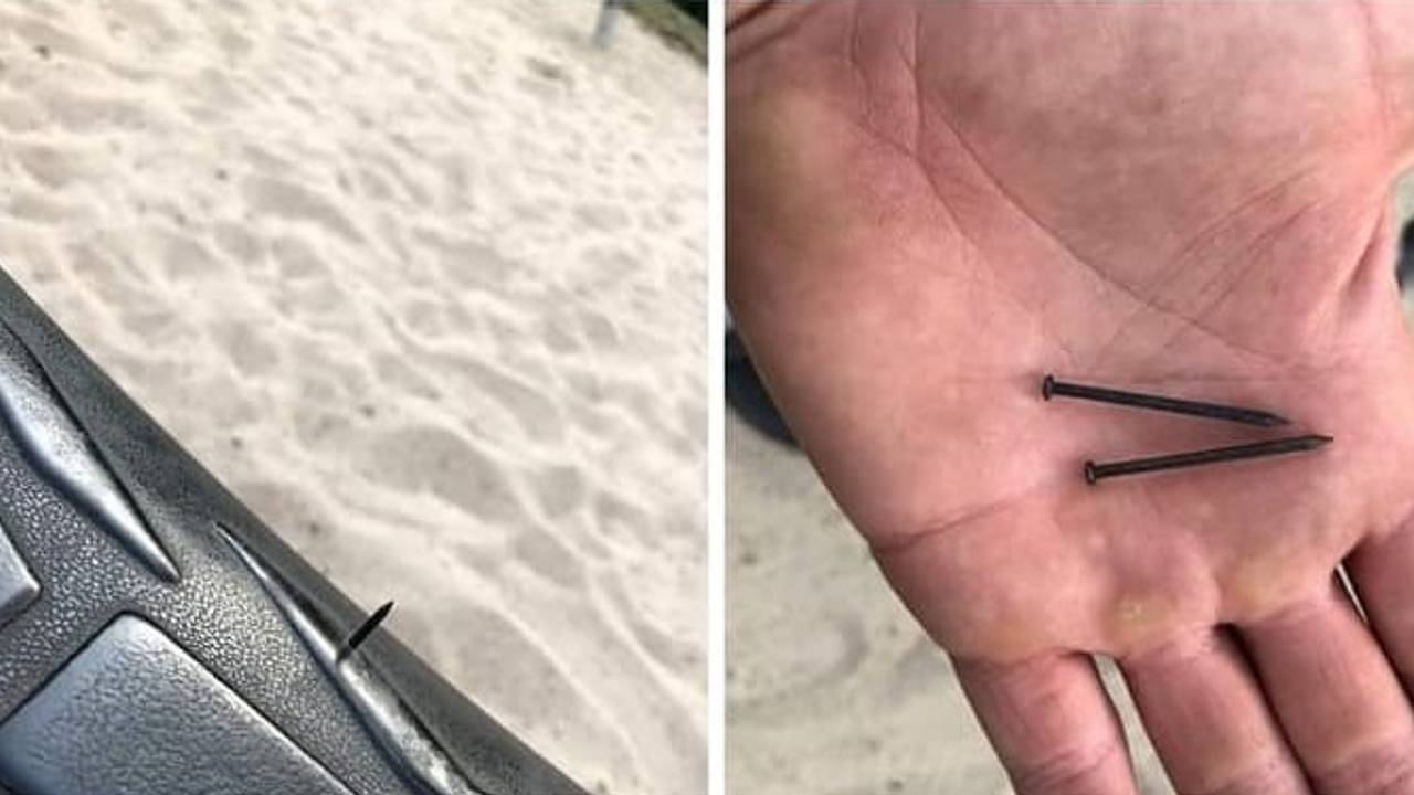 De punten van de spijkers staken uit het zitje van de schommel. (Foto: Politie)