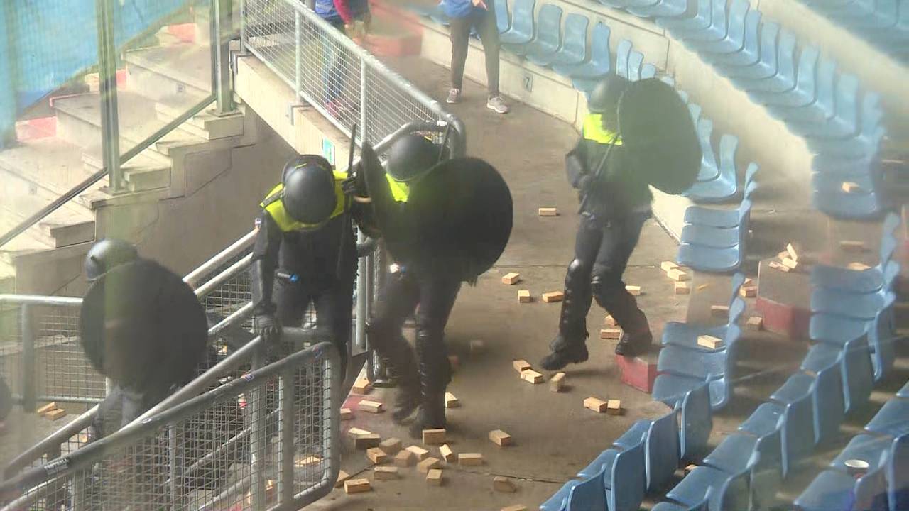 Blokken gooien naar de politie, ook dat mocht tijdens de oefening. (foto: Omroep Brabant)