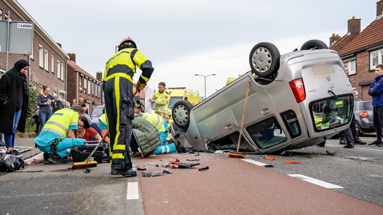 Een auto sloeg over de kop (foto: Marcel van Dorst).