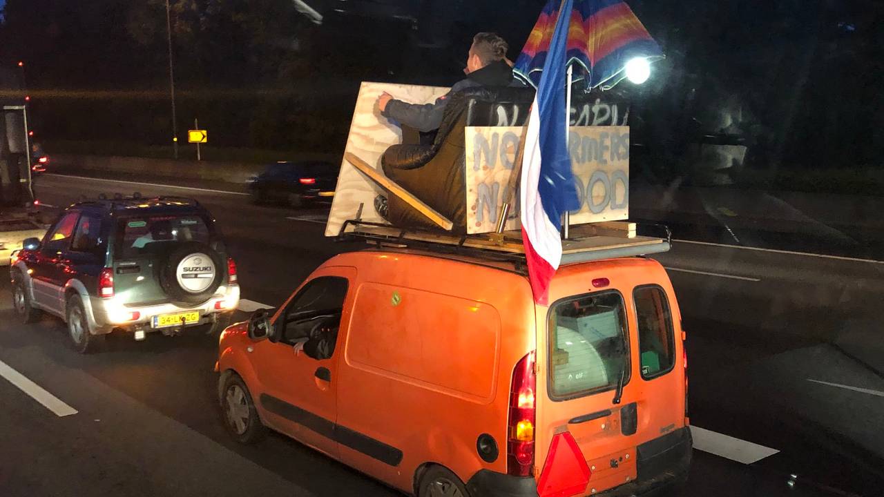 Niet iedereen protesteert op de trekker, zo kan het ook... (foto: Raymond Merkx).