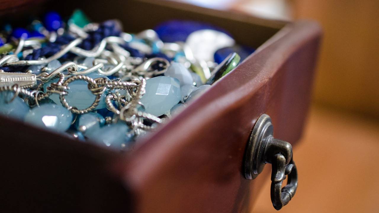 De vrouw nam geld en een sieradenkistje mee; niet het sieradenkistje op de foto. (Foto: Flickr)