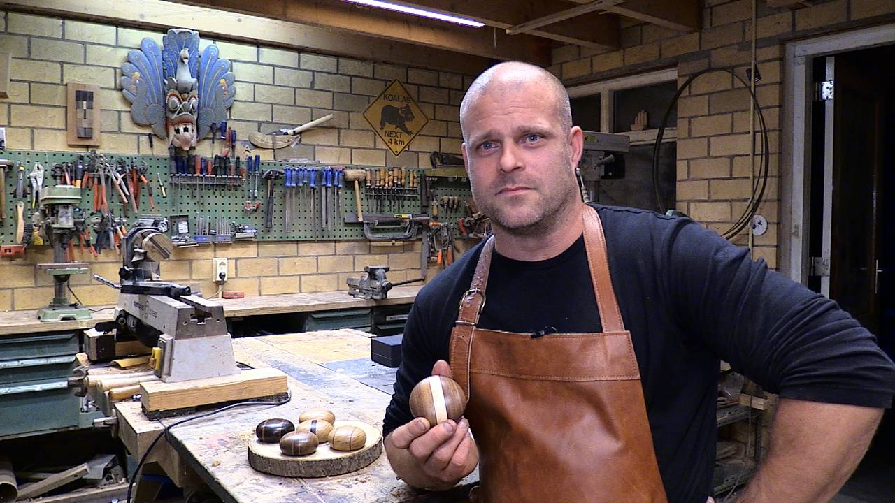 Ontwerper Harm staat met mini-urn op Dutch Design Week.