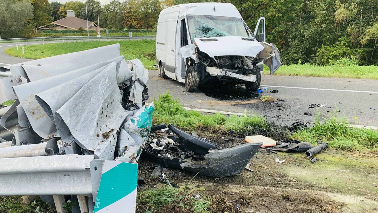 De vangrail en de bestelbus zitten volledig in elkaar door de klap (foto: AS Media).