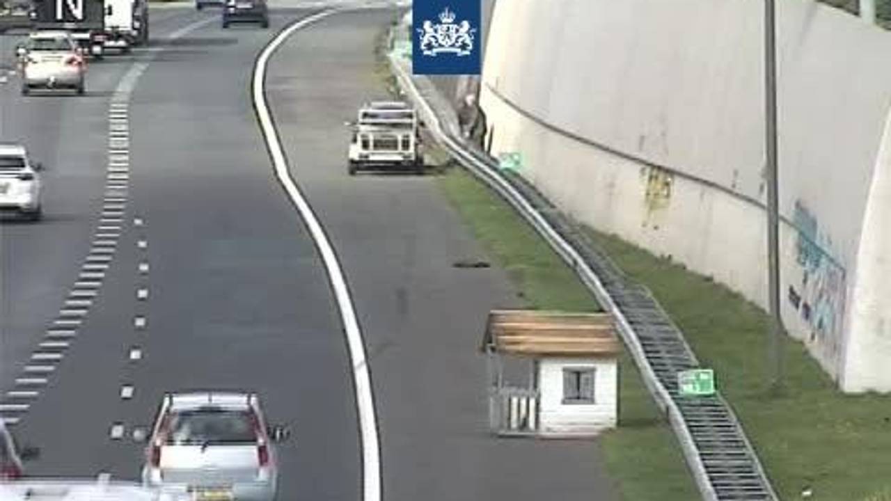 Te koop aangeboden: een huisje op de A50! (Foto: Rijkswaterstaat)