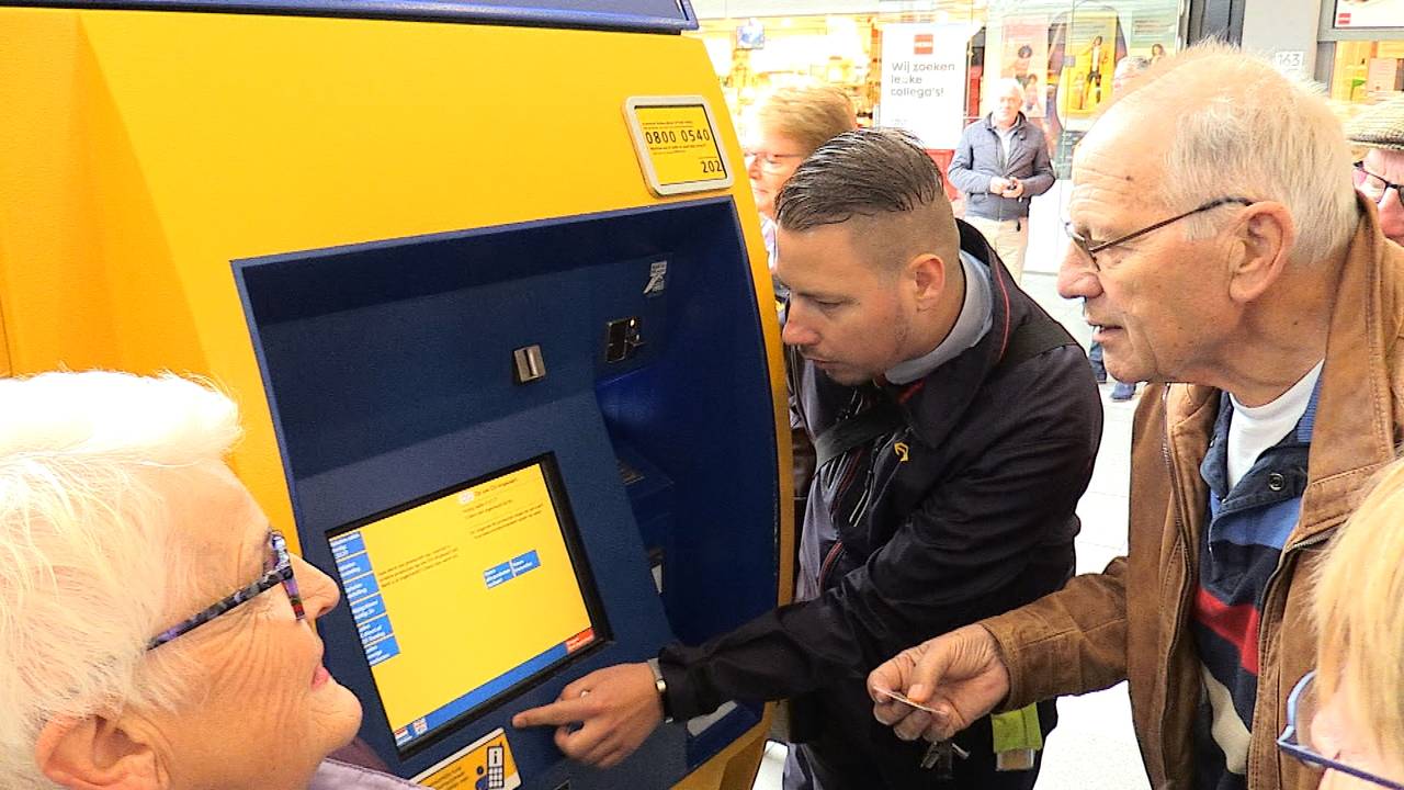 Uitleg in reizen met de OV-chipkaart. (Foto: Paul Post)