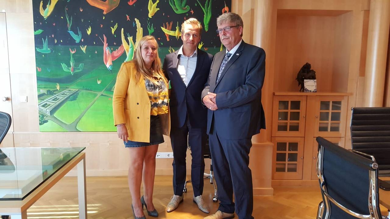 Ximena's ouders en minister Hugo de Jonge.