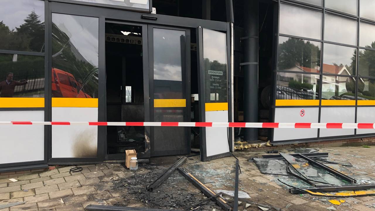 De verkoopafdeling van Deijne liep flinke schade op bij de brand (Foto: René van Hoof)