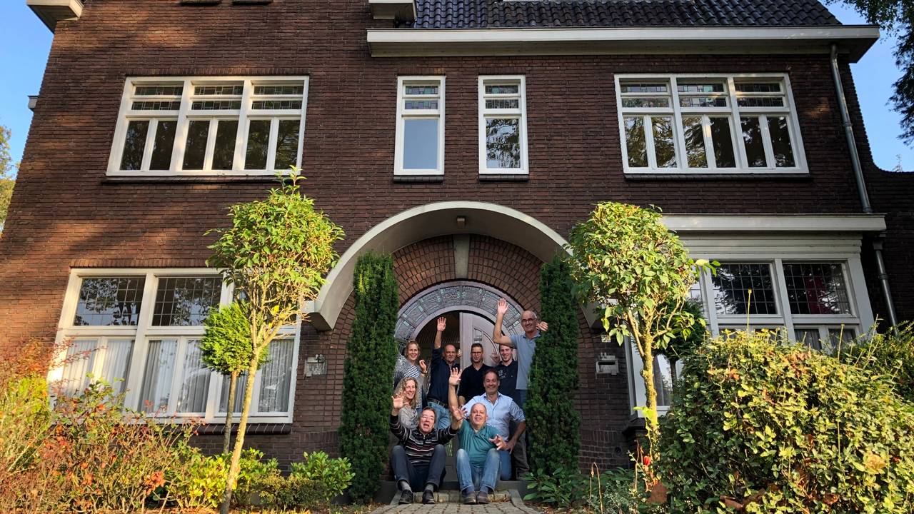 Een aantal eigenaren en klussers voor de pastorie. (Foto: Birgit Verhoeven)