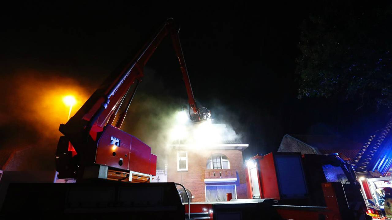 De brandweer had het vuur in Eindhoven snel onder controle (foto: Dave Hendriks/SQ Vision).