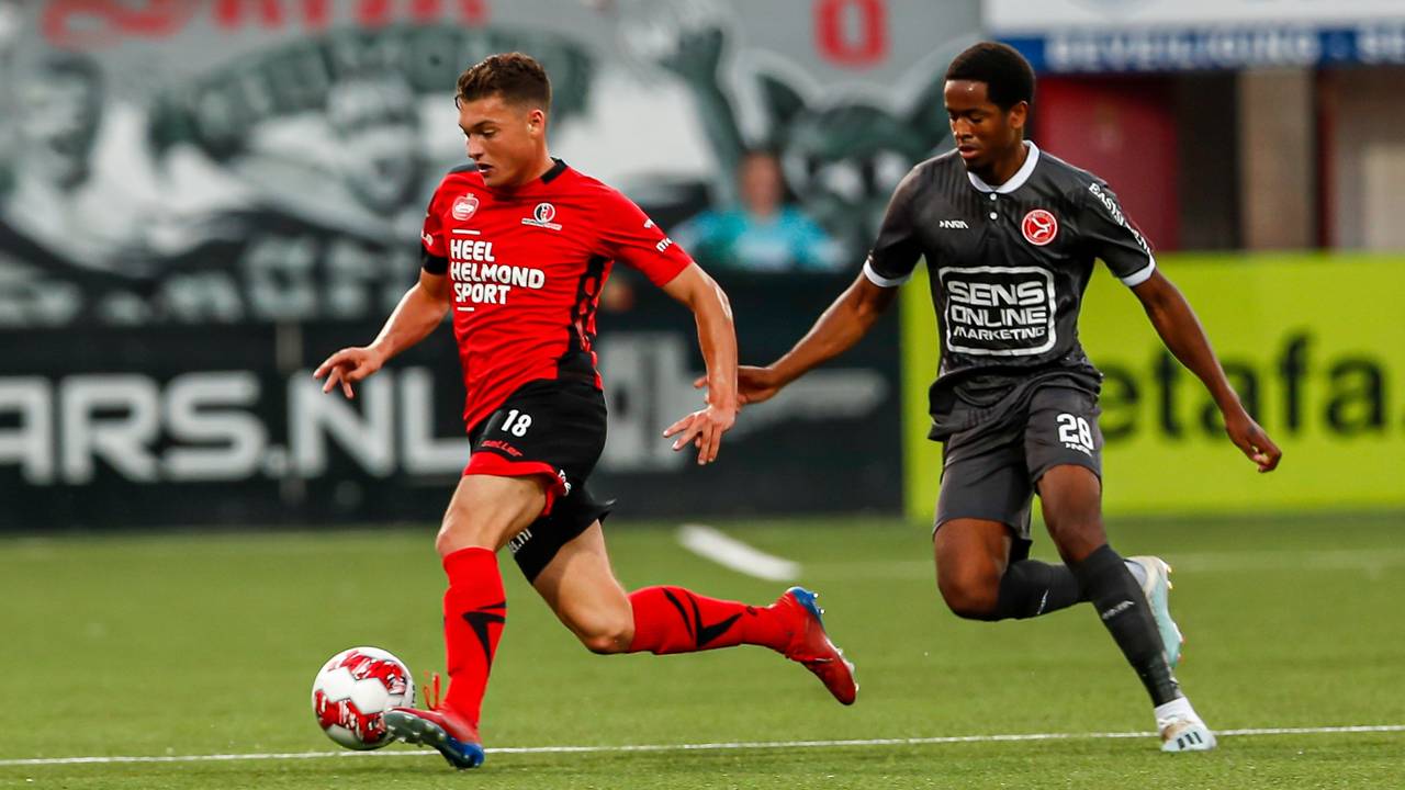 Diego Snepvangers snelt langs zijn tegenstander (foto: OrangePictures).