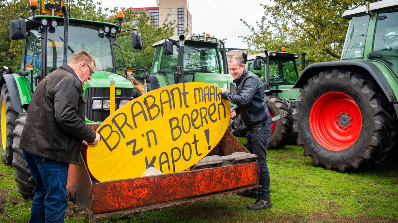 Tientallen boeren hebben zich verzameld bij het provinciehuis (foto: ANP).