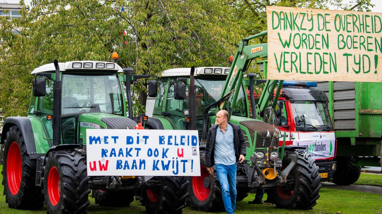 Boeren verzamelden zich vorige week vrijdag bij het provinciehuis in Den Bosch waar gedebatteerd werd over de aanpak van stikstof. (Foto: ANP)