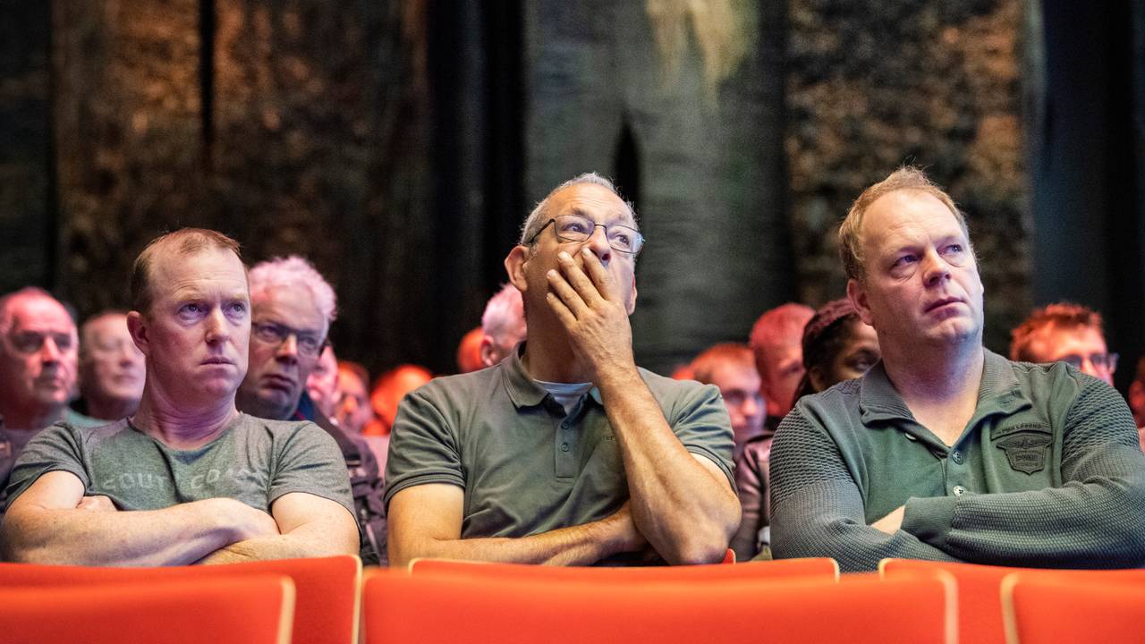 Boeren bij het stikstofdebat in het provinciehuis in Den Bosch (foto: ANP).